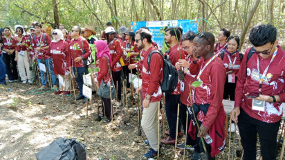 Cegah Abrasi Pantai, 90 Mahasiswa Asing Tanam Bibit Pohon Mangrove di Hutan Wonorejo