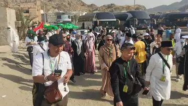 Sejumlah jemaah calon haji Maktour dari Al Fath diajak mengunjungi Jabal Tsur, Mekkah, Sabtu (8/6/2024)