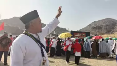Pembimbing jemaah calon haji Maktour dari Al Fath, Ustaz Muhammad Amin saat menunjukkan tempat bersejarah Gua Tsur