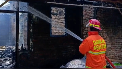 Kebakaran Hebat Ludeskan Rumah Warga Semi Permanen di Nganjuk, Diduga Akibat Korsleting Listrik