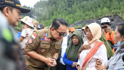 Santuni Korban Longsor Lumajang, Pj. Gubernur Jatim Pastikan Pencarian Korban Terus Dilakukan