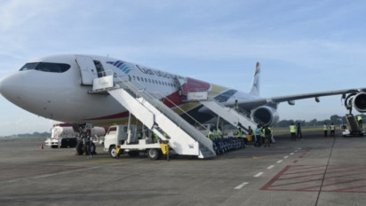 Ancang-ancang Periode Jemaah Balik ke Tanah Air, Petugas Siapkan Koper Bagasi Pesawat Sebelum Puncak Haji 2024