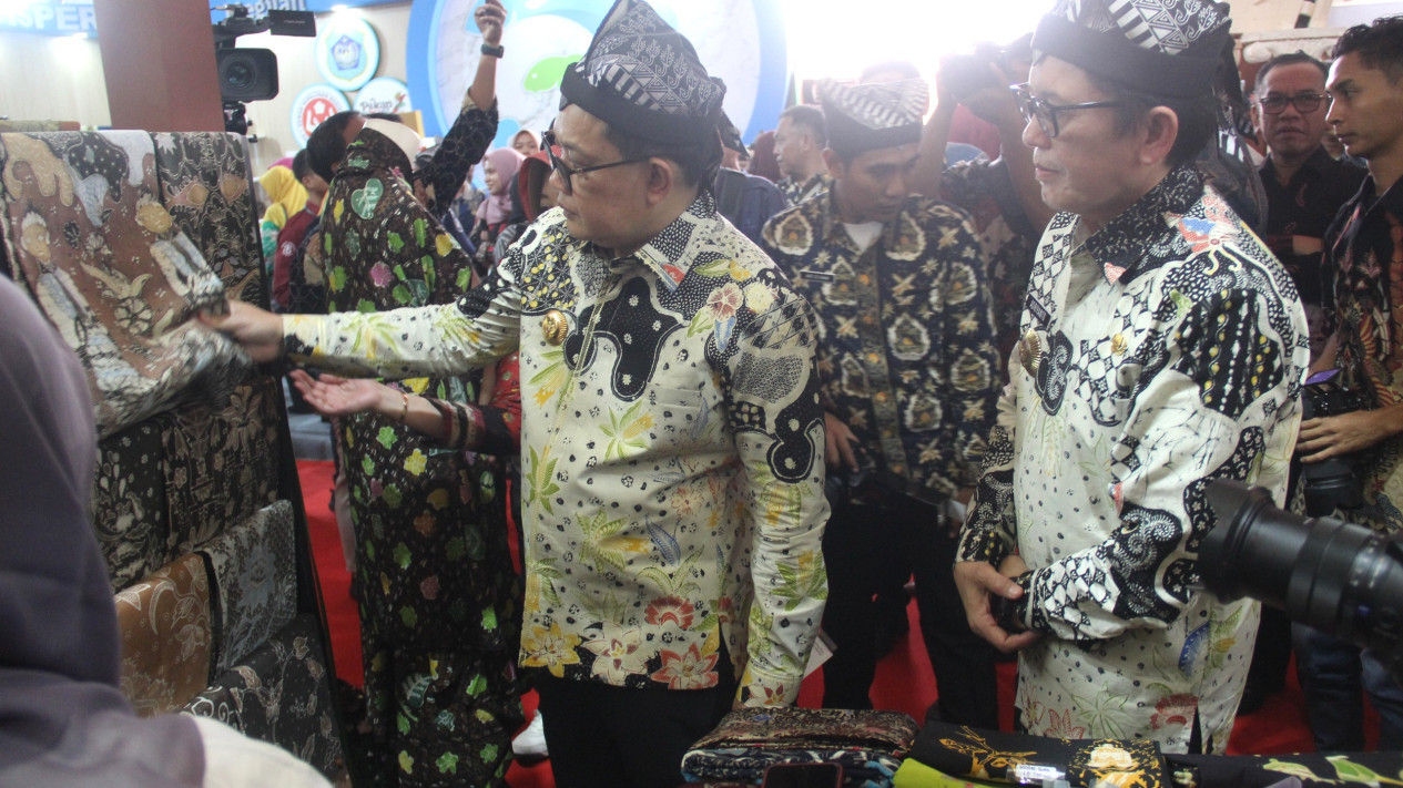 Pj Gubernur Jatim Apresiasi Pekan Batik Daerah Bojonegoro, Jadi Sarana Pemersatu Bangsa
            - galeri foto