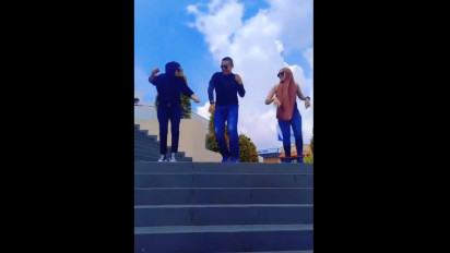 Heboh! Warga Joget TikTok Pakai Tanktop di Jam Gadang, Netizen: Mengundang Bencana