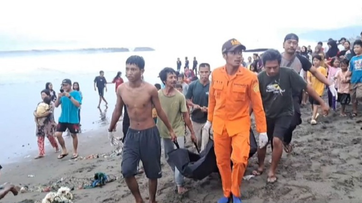 Pemuda Ditemukan Tewas Usai Terseret Ombak dan Tenggelam di Pantai Cipatuguran Sukabumi
            - galeri foto