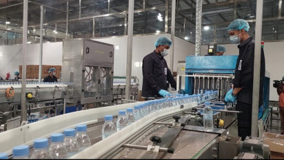 Mengintip Pabrik Pengemasan Air Zamzam di Makkah