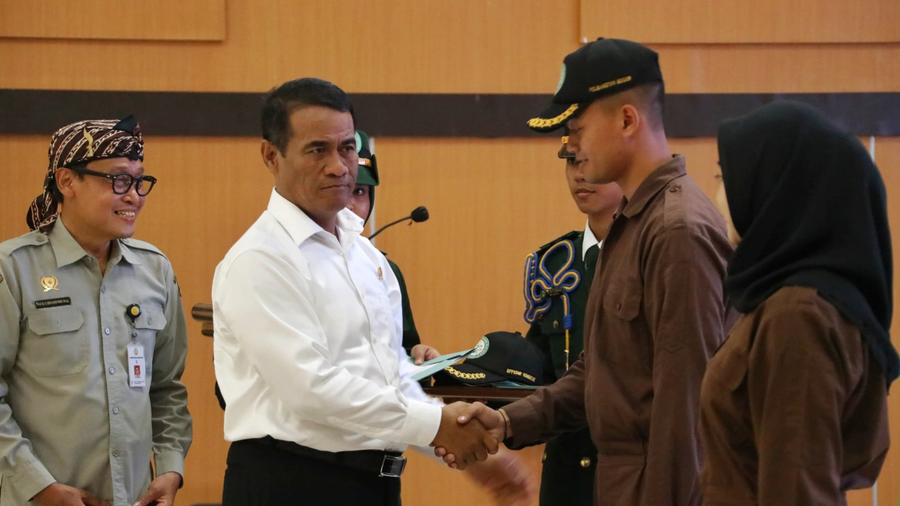 Menteri Pertanian Amran Lepas Ribuan Mahasiswa Polbangtan, Kawal Program  Pertanian
            - galeri foto