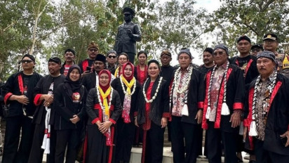 Titiek Soeharto Berkaca-kaca Resmikan Patung Ayahnya di Ponorogo, Iringan Sholawat Langsung Menggema di Acara Keagamaan...