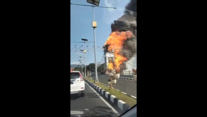 Gerbang Masuk Jembatan Brawijaya Kota Kediri Ludes Terbakar
