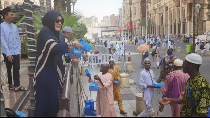 Manfaatkan Keistimewaan Sedekah di Tanah Haram, Jemaah Calon Haji Maktour ini Bagikan Ratusan Paket Makanan Setelah Salat Zuhur