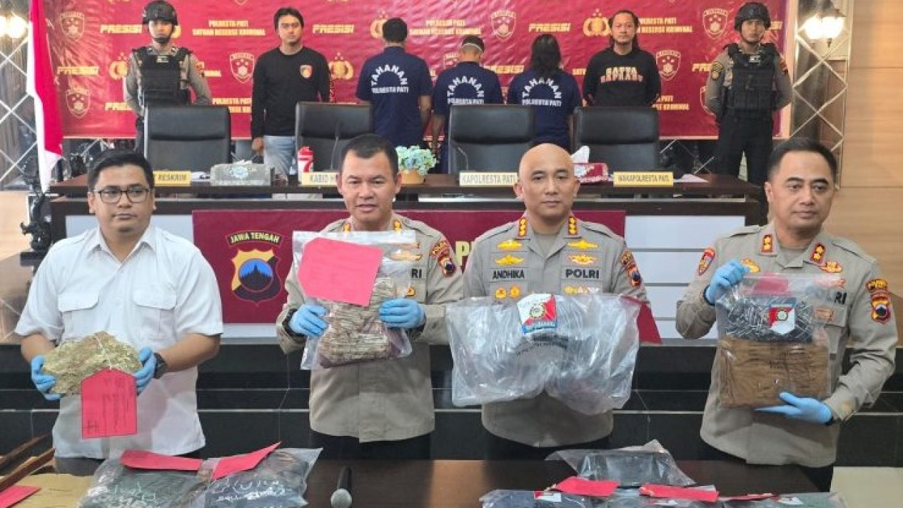 Polresta Pati Tetapkan Tiga Tersangka Kasus Pengeroyokan Pemilik Rental Mobil
            - galeri foto