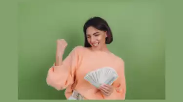 Wanita Cantik Tersenyum Memegang Uang