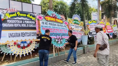 Polresta Pati Banjir Karangan Bunga Dukungan Penuntasan Kasus Pengeroyokan Bos Rental Mobil