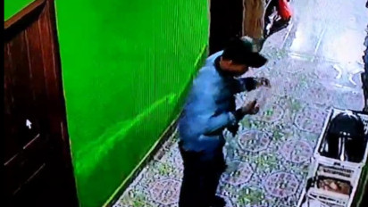 Aksi Maling di Baubau Gasak Pakaian Dalam Wanita di Rumah Kost Putri Terekam CCTV