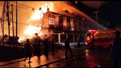 Belasan Ruko di Kawasan Pasar Sambas Dilalap Si Jago Merah