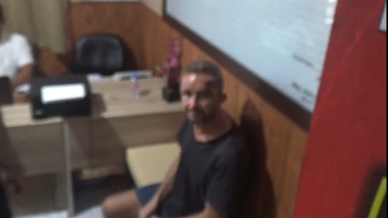 Bule Pencuri Truk Bermuatan Patung Ditetapkan Tersangka 
            - galeri foto