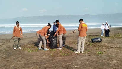 Aksi Bersih-bersih Sampah di Pesisir Pantai Peringati Hari Lingkungan Hidup Sedunia