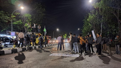 Aksi Unjuk Rasa Tolak Tapera di Makassar, Mahasiswa Tutup Jalan Hingga Malam