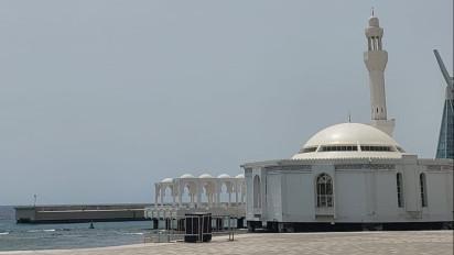 Mengagumi Keindahan Masjid Al Rahmah, Masjid Terapung Serba Putih di Jeddah