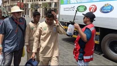 Cuaca Panas di Mekkah Sampai 48 Derajat Celcius, Petugas Berompi Merah Semprotkan Air Zamzam ke Jemaah Calhaj