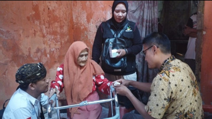 Kemensos Bantu Keluarga Ny. Onih yang Rumahnya Hampir Ambruk di Sukabumi