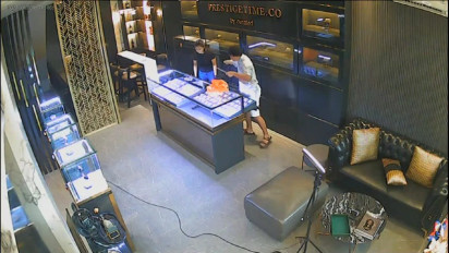 Mencekam, Detik-detik Toko Jam Tangan Mewah PIK 2 Disatroni Perampok, Karyawan Wanita Diperlakukan Seperti Ini...