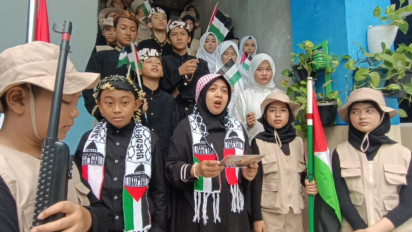Siswa di SD Muhammadiyah 11 Surabaya Gelar Aksi Bela Palestina, Titipkan Pesan Perdamaian