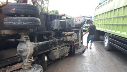Jalan Licin, Truk Pengangkut Dedak Terbalik di Bukit Kemiri