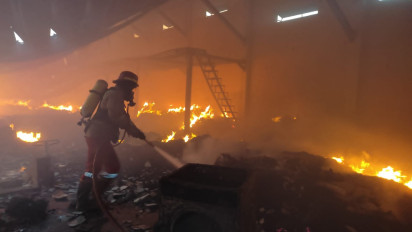 Pabrik Kerupuk dan Makaroni Asrikaton Terbakar, Kerugian Capai Ratusan Juta