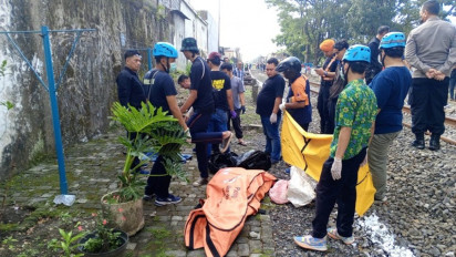 Mengenaskan! Detik-detik Pria Berjaket Ojol Dilindas Kereta Api, Tubuh Korban Hancur Lebur Terseret 200 Meter