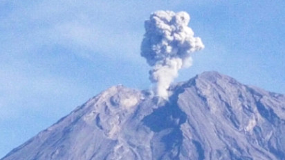 Kembali Alami Erupsi, Gunung Semeru Semburkan Kolom Abu Setinggi 900 Meter