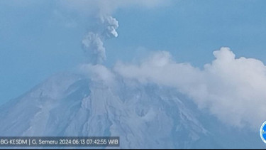 Gunung Semeru Erupsi, Lontarkan Abu Vulkanik Setinggi 900 Meter