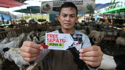 Menarik, Pedagang Hewan Kurban Ini Tawarkan Kambing Bonus Sepatu Gratis