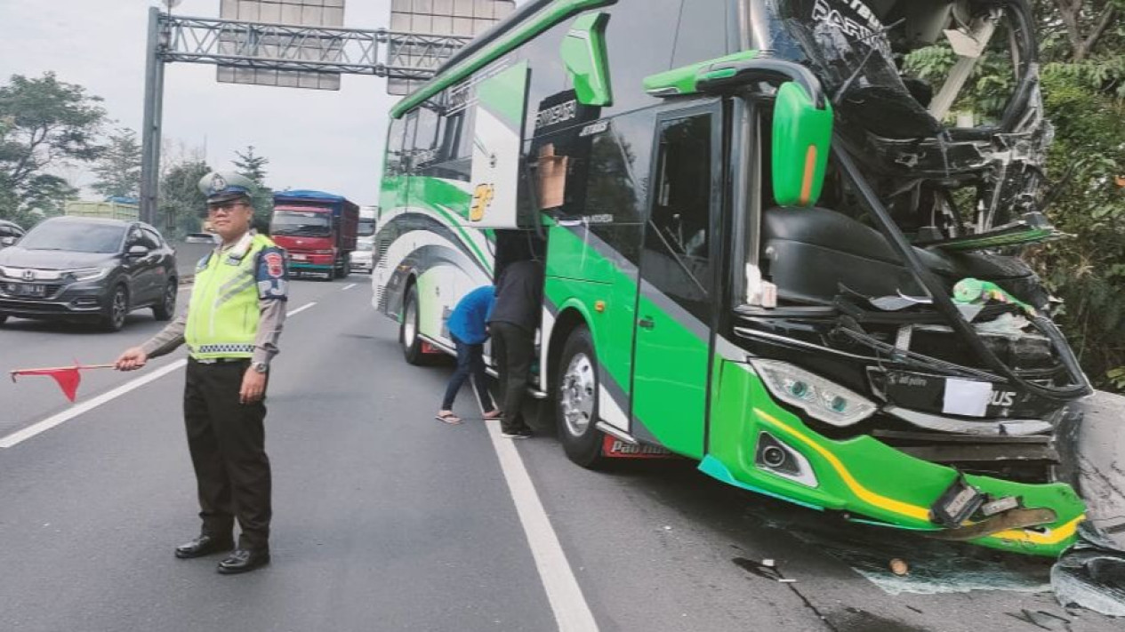 Bus Mengangkut Pelajar Kecelakaan di Tol Semarang, Tiga Orang Terluka
            - galeri foto
