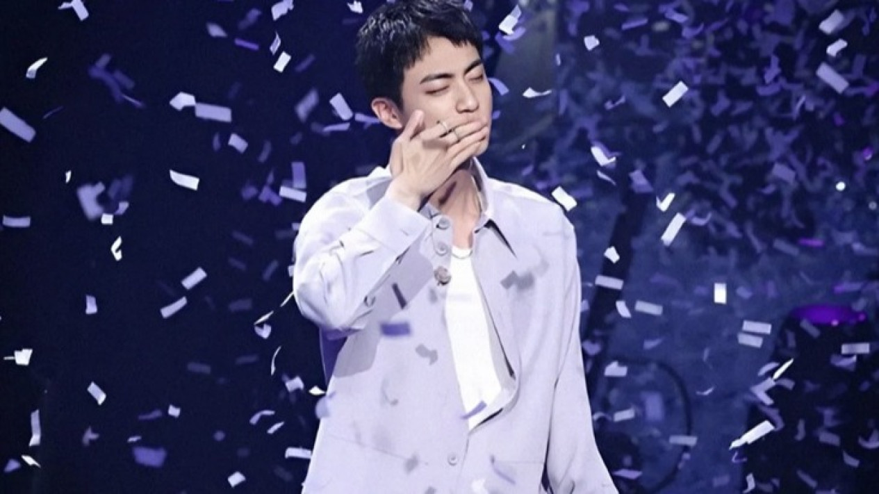 Polisi Sudah Terima Aduan soal Penggemar yang Nekat Cium Jin BTS
            - galeri foto