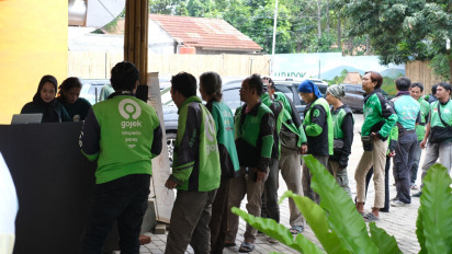 Penampakan Kerumunan Ojek Online Mendatangi Omah Badok demi Orderan Paket Hampers Liwetan