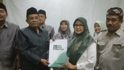 Kembali Maju Bupati, Mak Rini Ambil Formulir di DPC PKB Kabupaten Blitar