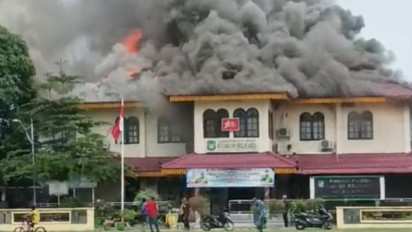 Diduga Korsleting Listrik, Kantor Kecamatan Medan Area Ludes Terbakar