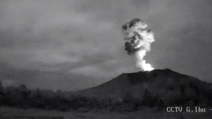 Mengerikan, Awan Abu Setinggi 2 KM Muncul di Gunung Ibu