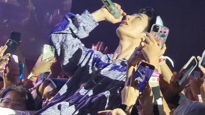 Lebih Dekat dengan Fans, B.I Belusukan hingga Rebahan di Tangan Fans