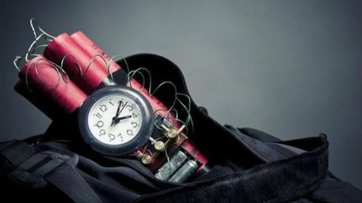 Seorang Terduga Teroris Diringkus di Kerawang, Densus 88 Antiteror Polri Dapati Bahan Peledak yang Siap Digunakan Aksi Teror
            - galeri foto