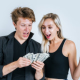 Ada Kejutan Besar, 5 Zodiak Ini Diramal Akan Dapat Hadiah Spesial Bulan Juni 2025: Leo Naik Jabatan, Taurus CLBK!