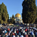 Tentara Zionis Israel Tutup Seluruh Akses Masjid Al Aqsa, Warga Palestina Terpaksa Shalat di Jalan-jalan