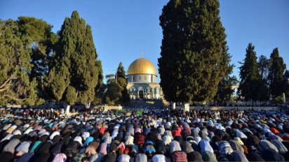 Tentara Zionis Israel Tutup Seluruh Akses Masjid Al Aqsa, Warga Palestina Terpaksa Shalat di Jalan-jalan