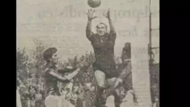 Arnold van der Vin memetik bola saat membela klub Fortuna 54 di Liga Belanda.Foto de Volkskrant, 16 Mei 1955