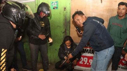 Insting Polisi Sungguh Kuat, Empat Pemuda Lagi Nongkrong Tiba-Tiba Digeledah, Ternyata Benar Saja...