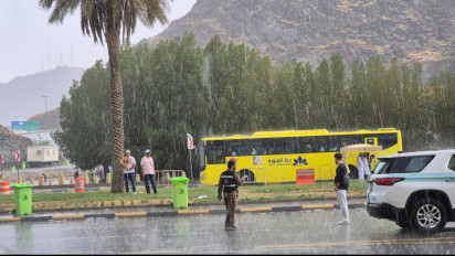 Usai Peringatan Cuaca Ekstrem Keluar, Tanah Suci Diguyur Hujan Tepat di Hari Tasyrik Pertama, Jemaah Haji Gembira