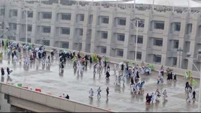 Hujan Magis Turun di Mina Senin Sore Setelah Panas Ekstrem, Jamaah Bergembira Serentak Berdoa