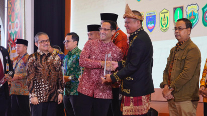 Bupati OKU Timur Menerima Penghargaan dari Mendikbud Ristek RI