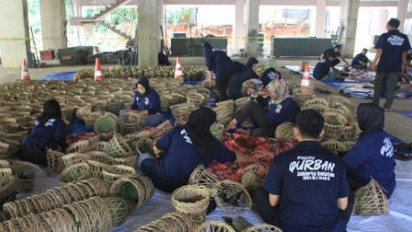 Pemkot Jaksel Bagikan Ribuan Paket Daging Kurban ke Masyarakat